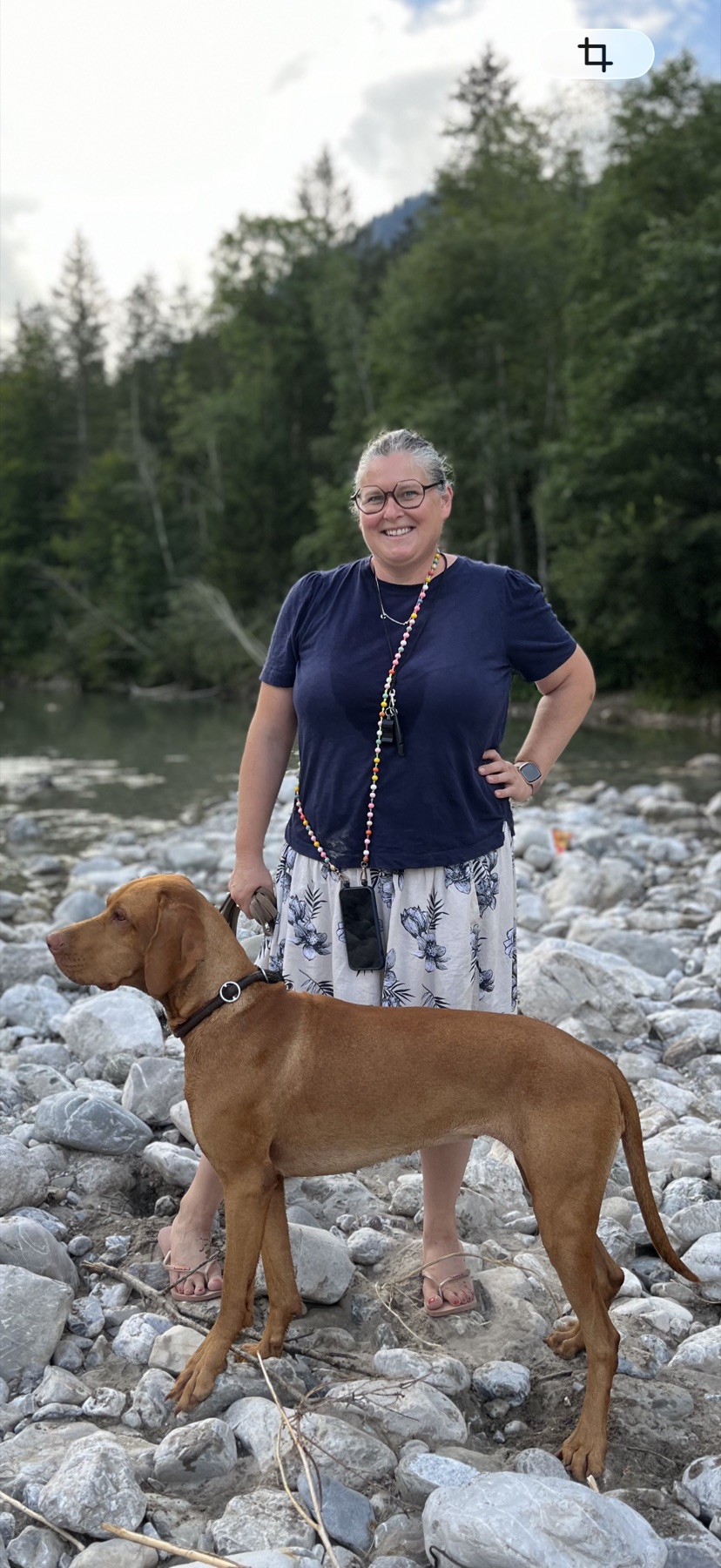 Bettina Wösner mit ihrem Hund an einem Bergfluss