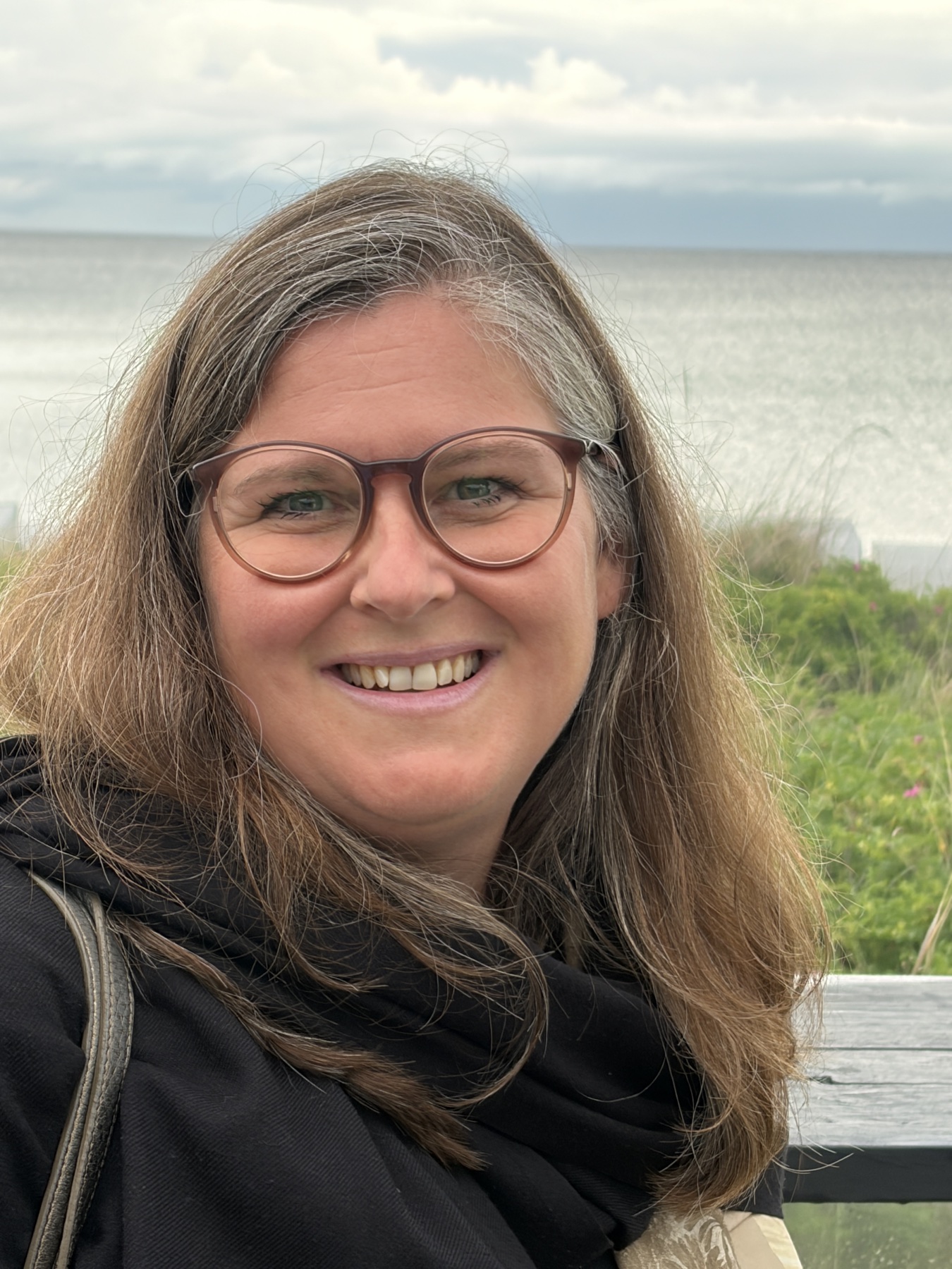 Porträt von Bettina Wösner am Meer